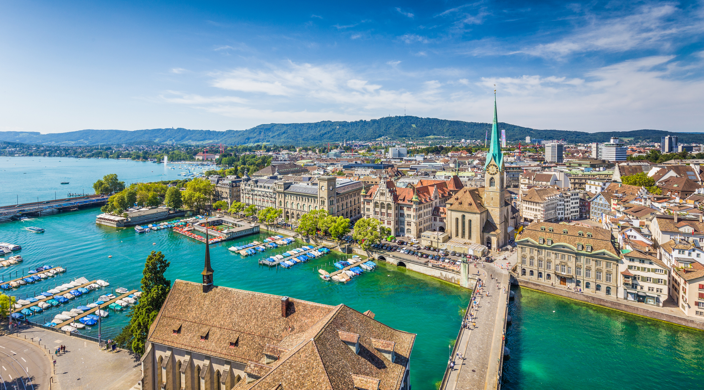 Luchtfoto van Zürich met de rivier de Limmat, Zwitserland