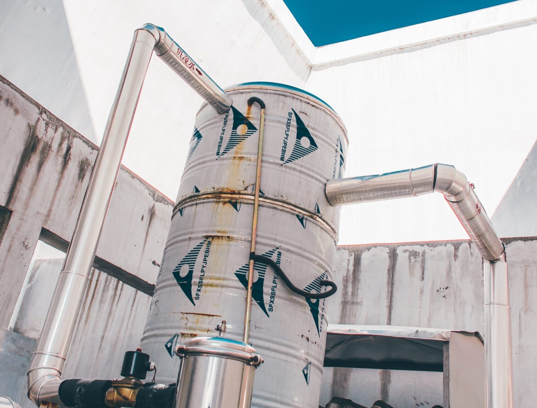 grey and white rain water tank